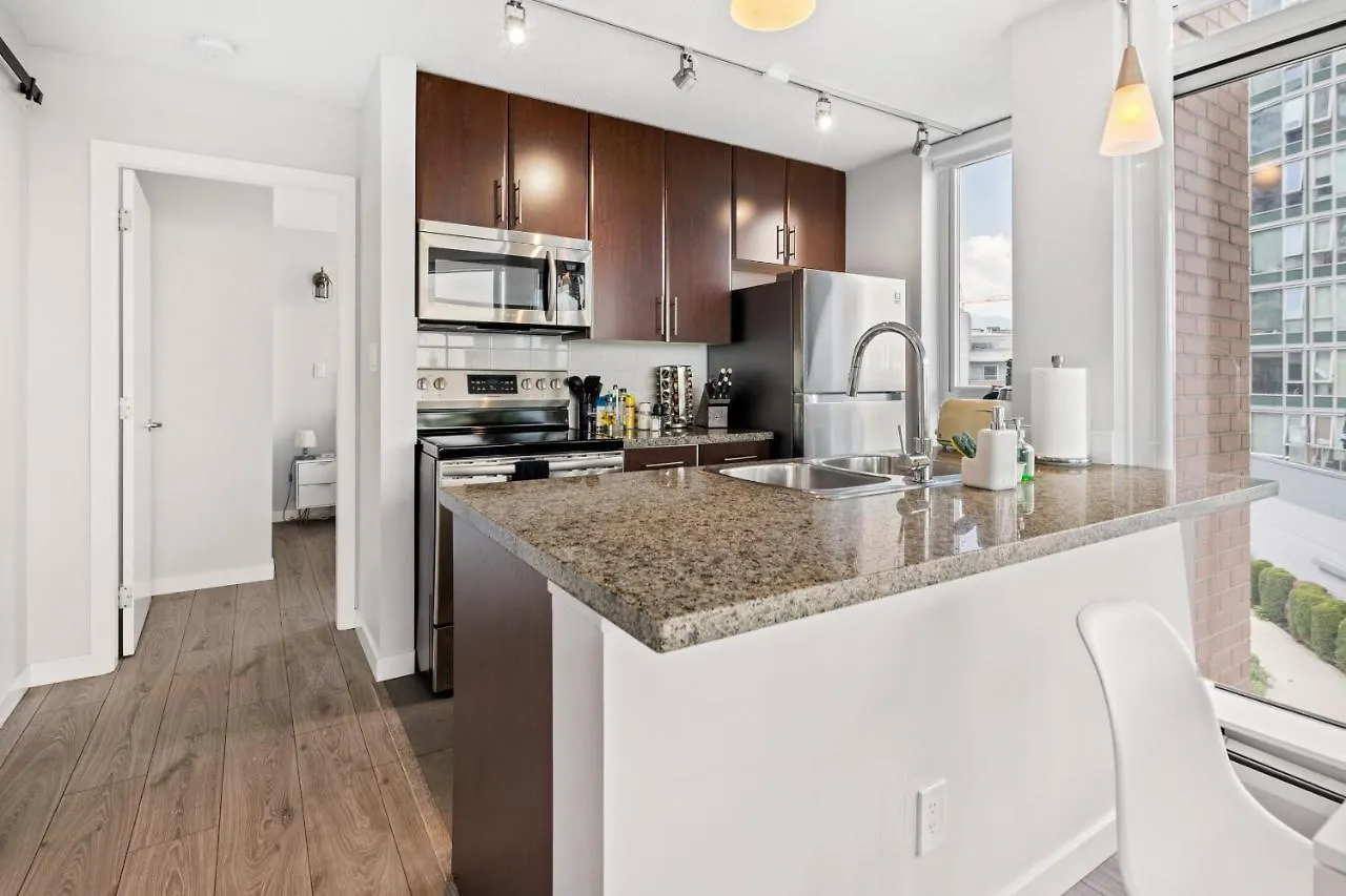 Gardenview Modern Condo With Parking, Gym, Pool, Ac Vancouver Apartment