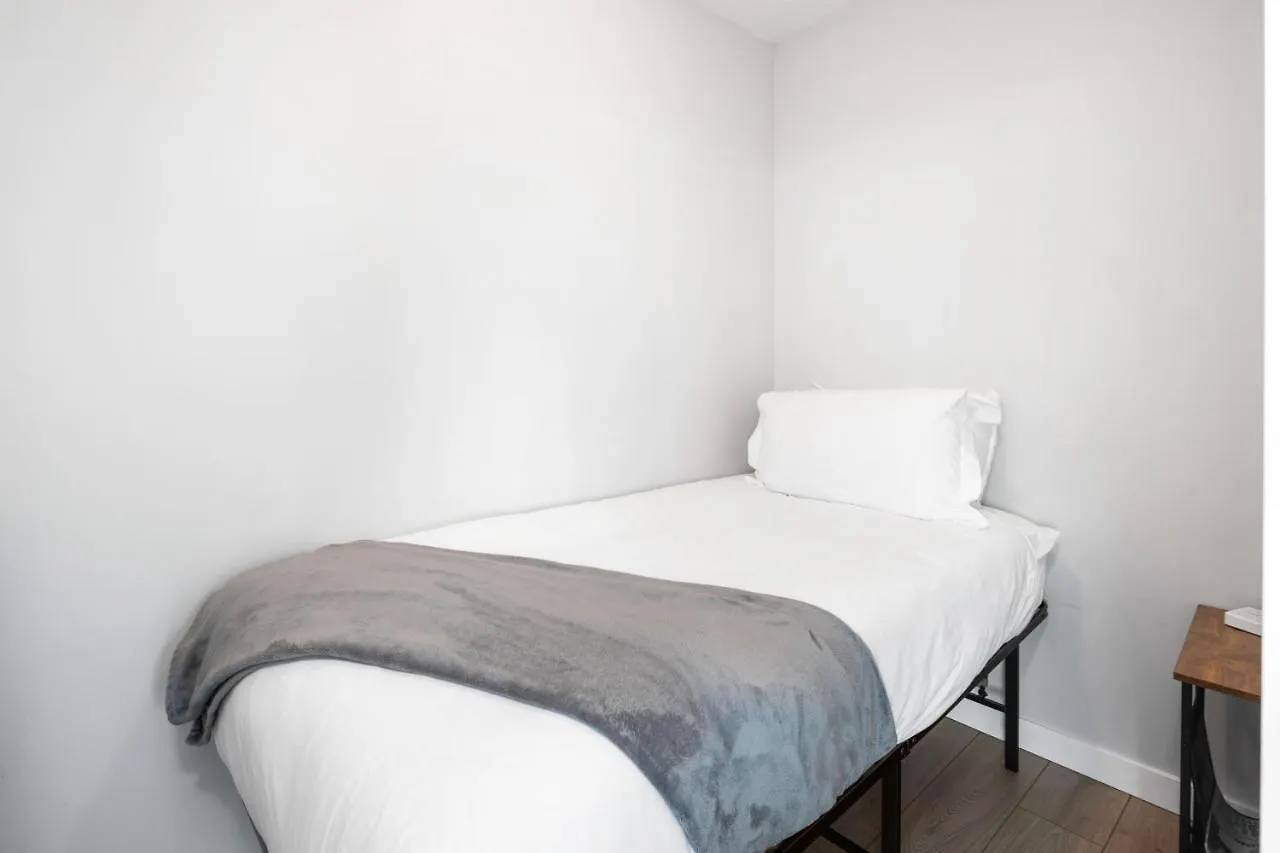 Gardenview Modern Condo With Parking, Gym, Pool, Ac Vancouver Canada
